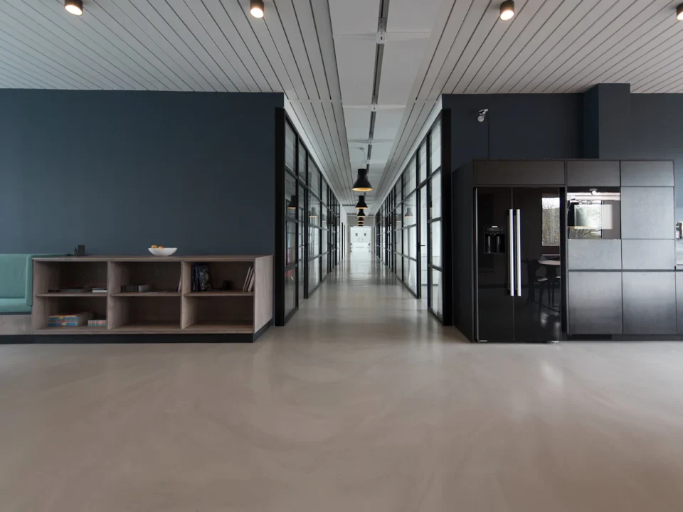 portfolio-office-corridor