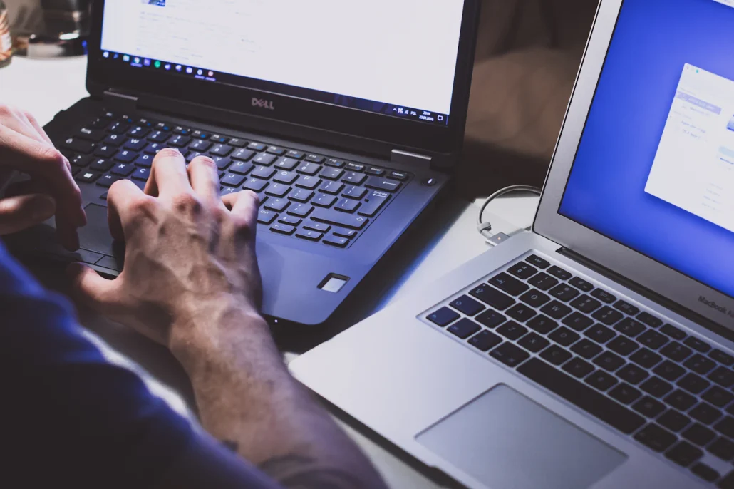tech-hands-typing