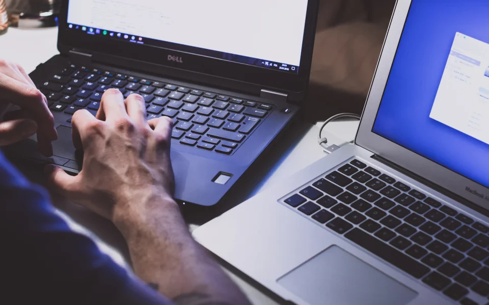 tech-hands-typing